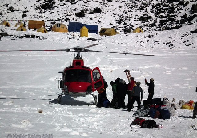 Salvarea uneori vine cu elicopterul, alteori prin servicii comunitare